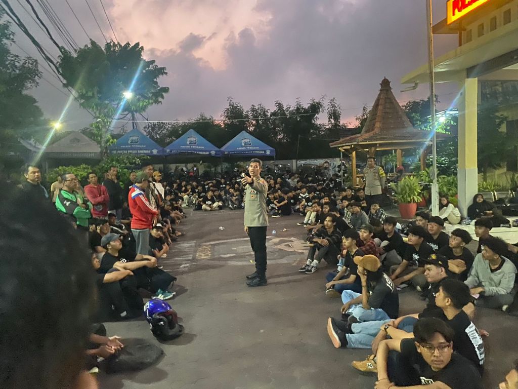 Ratusan siswa SMKN 2 Surabaya diamankan di halaman Polsek Sawahan