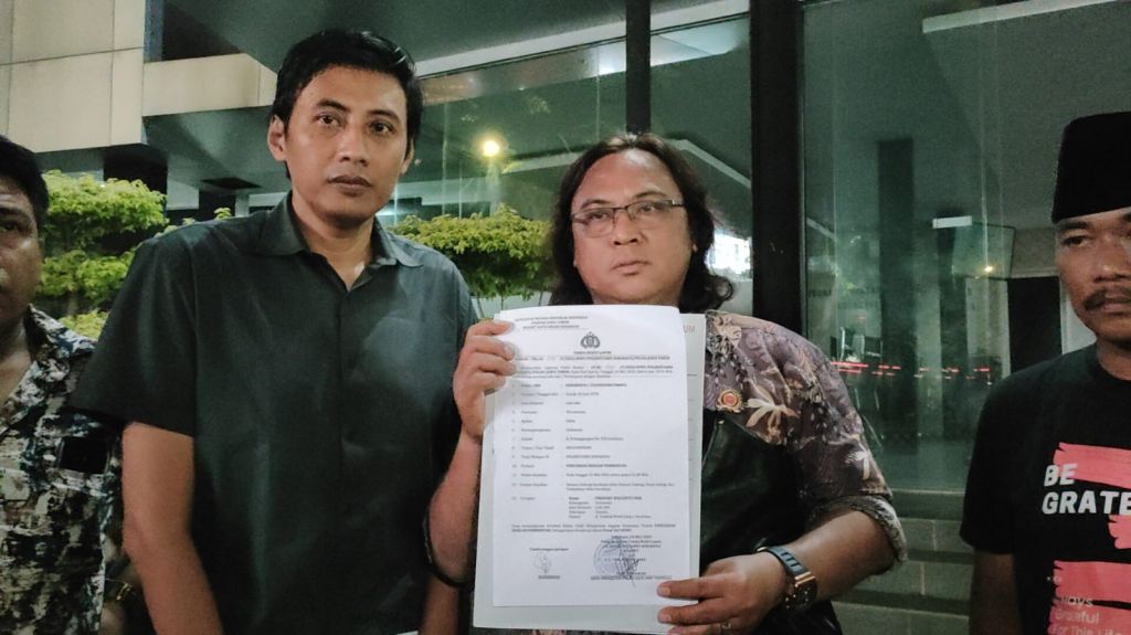 Suhardiyo dan Dodik Firmansyah usai melapor ke Polrestabes Surabaya
