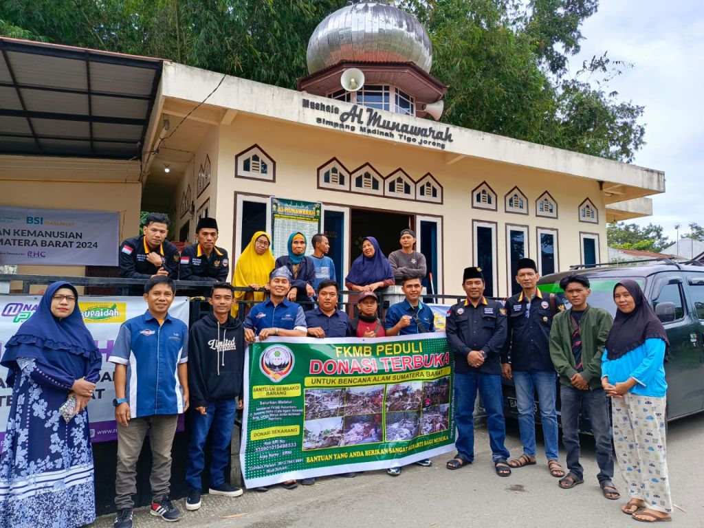 Penyerahan bantuan kepada korban bencana alam di Sumatera Barat