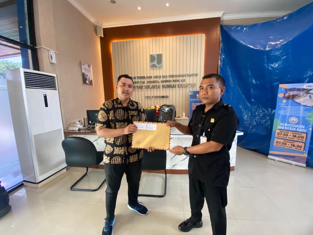 Pengurus BRUIN menyerahkan berkas pengaduan ke petugas BBWS Brantas