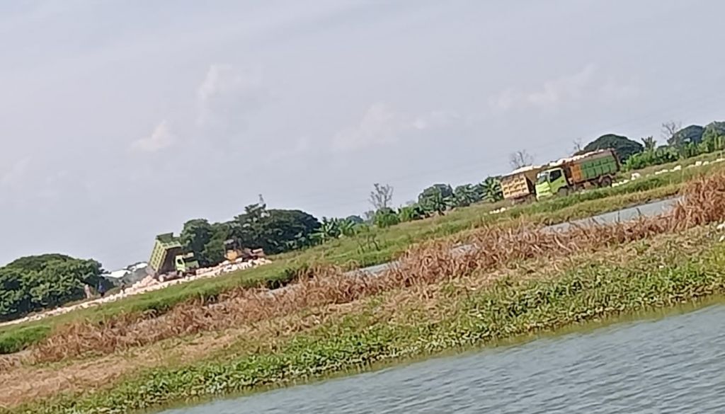 Tampak dari kejauhan, kegiatan tambang di Desa Kambingan