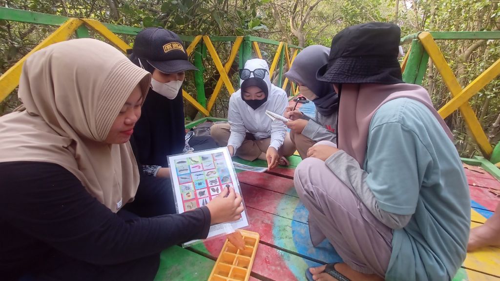 Yayasan Konservasi Sungai Nusantara (YAKIN) melakukan biomonitoring kesehatan sungai