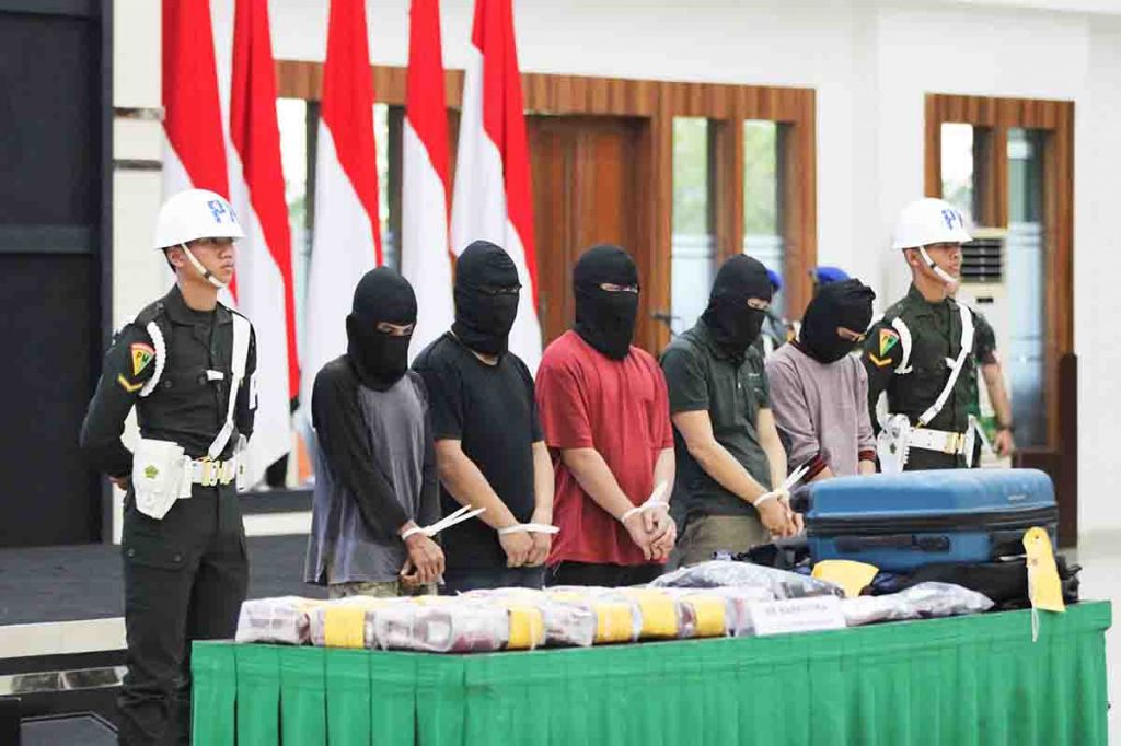 Penyerahan barang bukti dan tersangka kasus narkoba