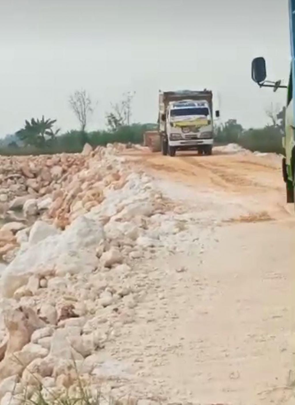 Beberapa truk pengangkut material urug
