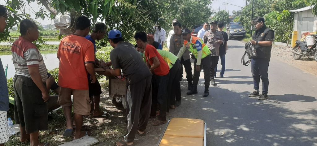 Proses evakuasi terhadap jenazah Rofi