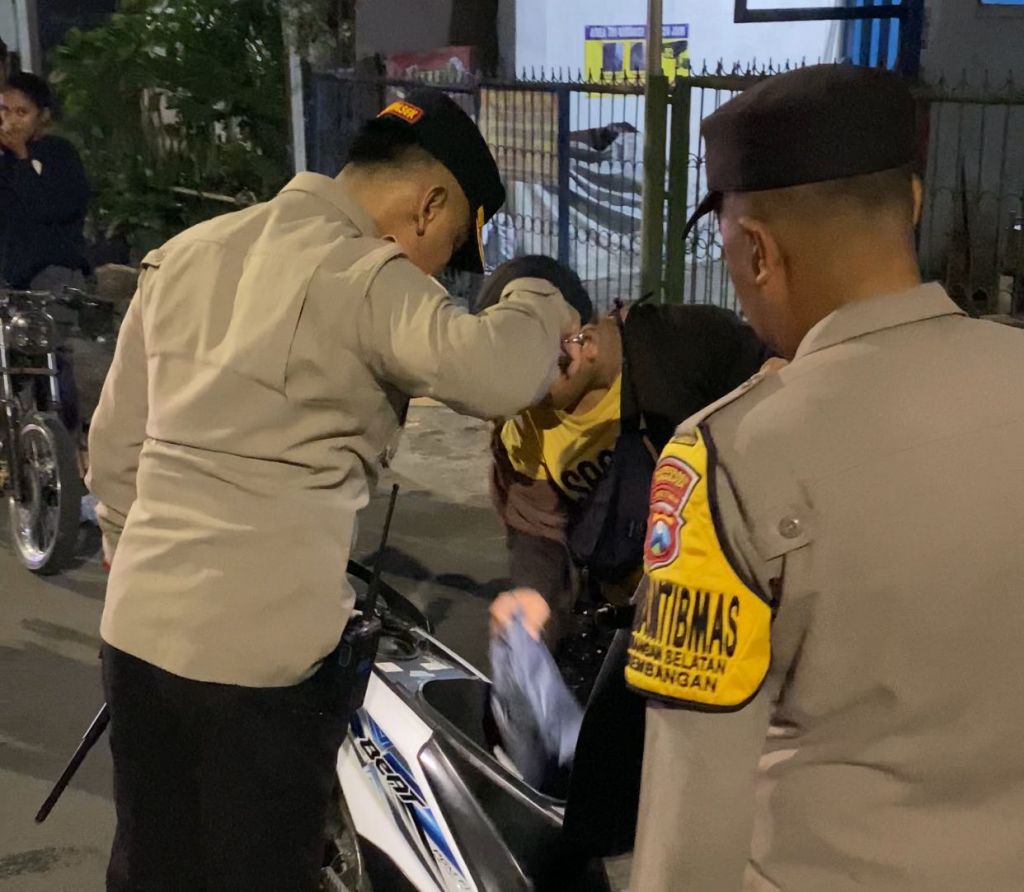 Operasi Kejahatan Malam di depan makam Rangkah di Jalan Raya Kenjeran, Kota Surabaya.