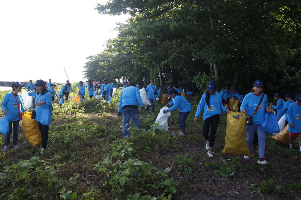 aksi bersih pantai dan laut di Desa Tateli Satu