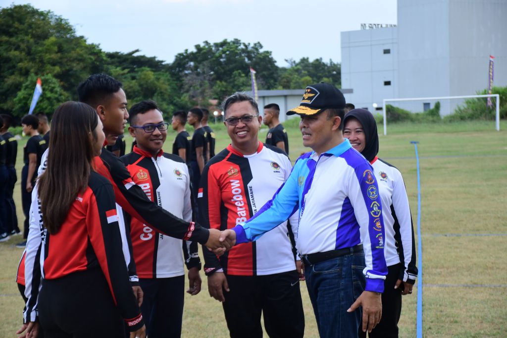 Laksda TNl Sisyani Jaffar menyerahkan Piala Bergilir kepada Naval Archery Club sebagai Juara Umum