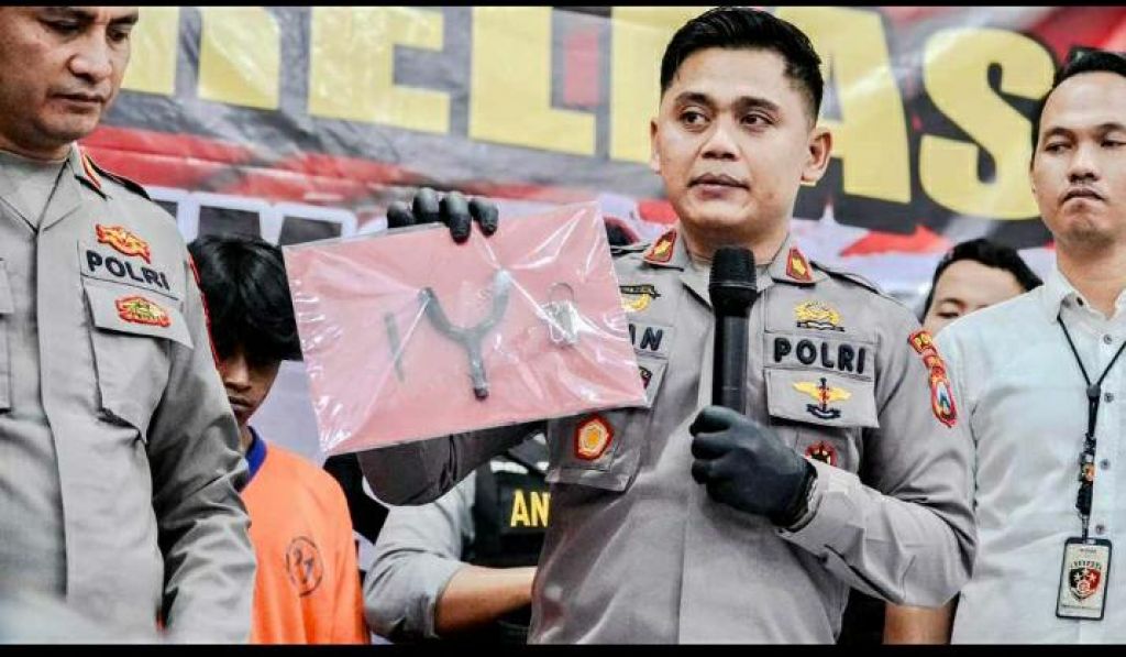 Kompol Moch. Irfan menunjukkan barang bukti