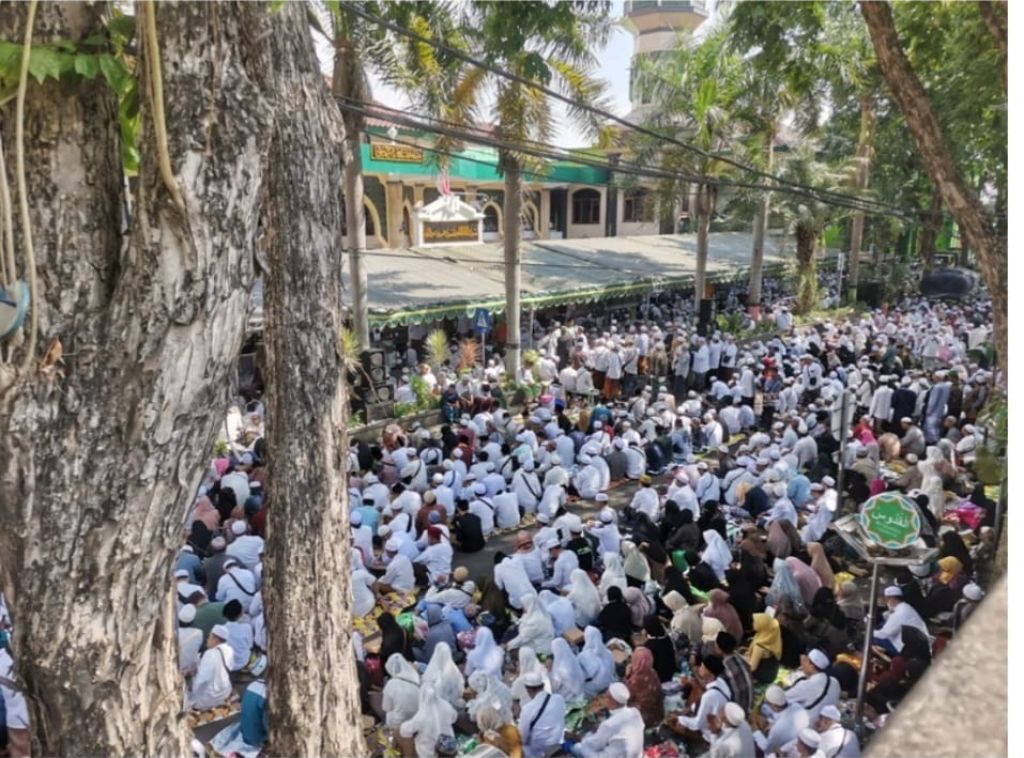 Jemaah memadati jalan jelang Haul Wali Qutub Habib Abu Bakar Assegaf