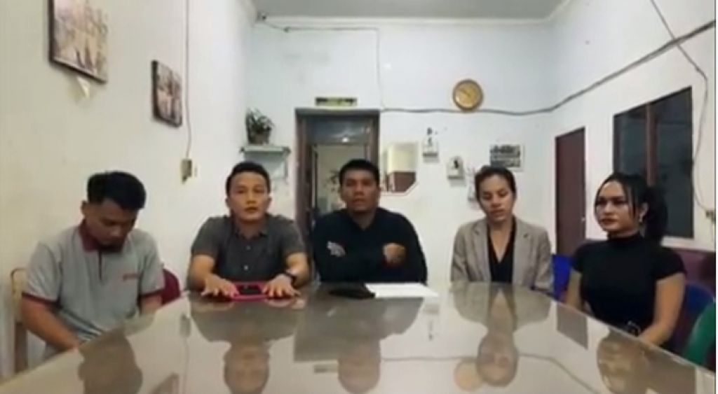 Deca alias Kamaluddin dan Puri alias Rianto bersama tim LBH Medan