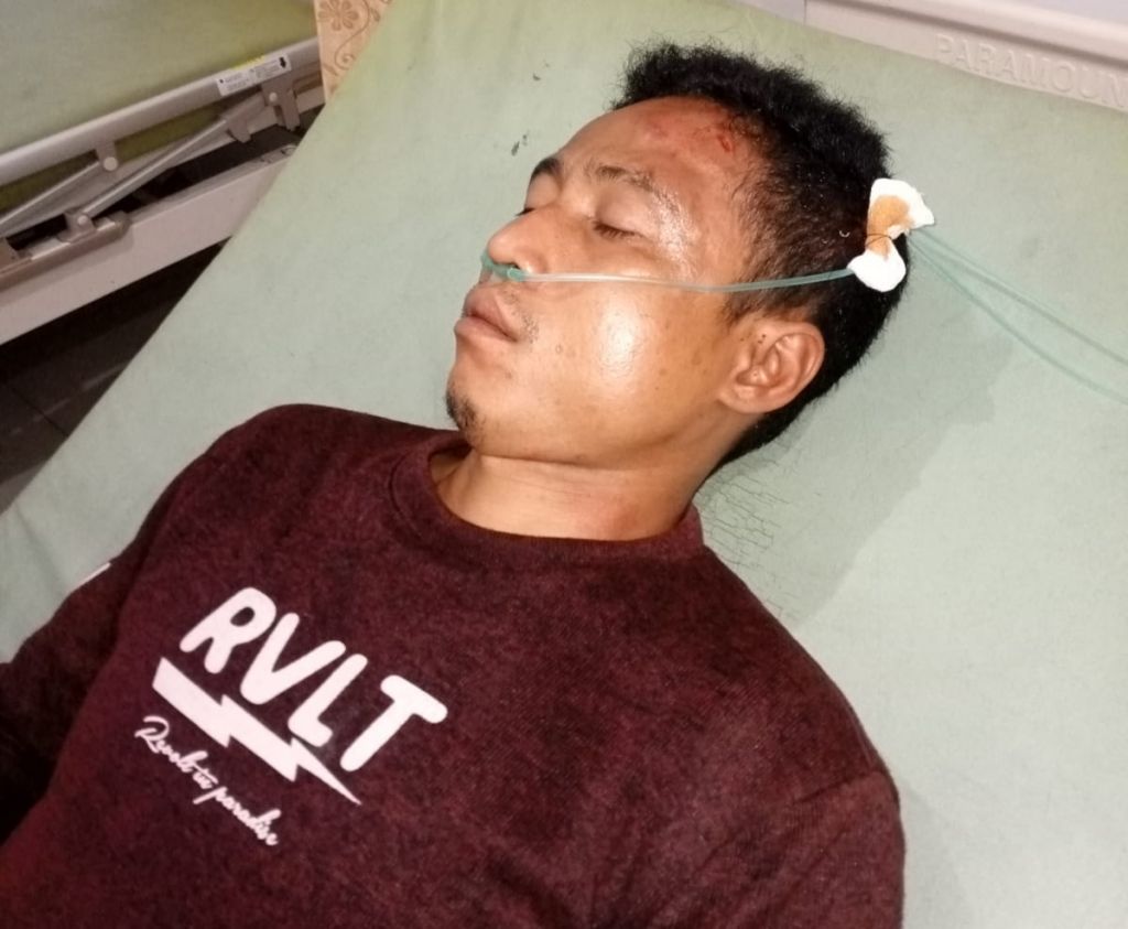 Samsul terkulai lemah di ruang rawat Puskesmas Cerme