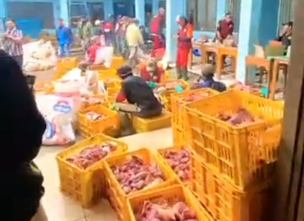 Pengumpulan daging hewan kurban sebelum didistribusikan