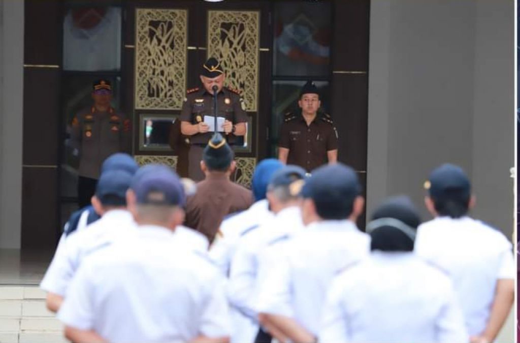 Kepala Kejaksaan Negeri (Kejari) Barito Kuala Eben Silalahi, menjadi Inspektur Upacara pada apel gabungan Forkopimda