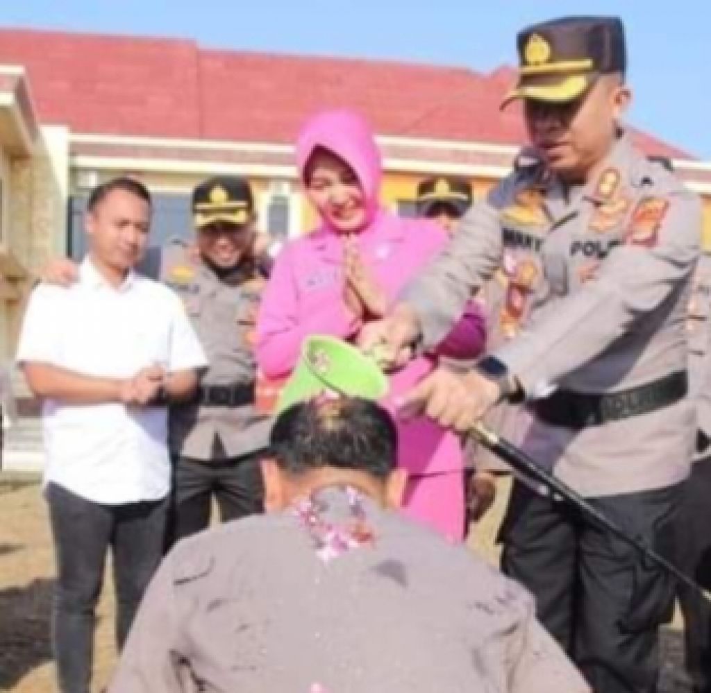 Polres Pringsewu, Polda Lampung, menggelar upacara kenaikan pangkat