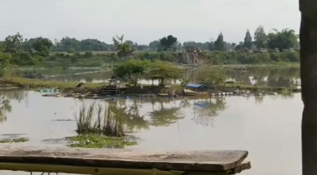Aktivitas penyedotan pasir di Desa Juwet