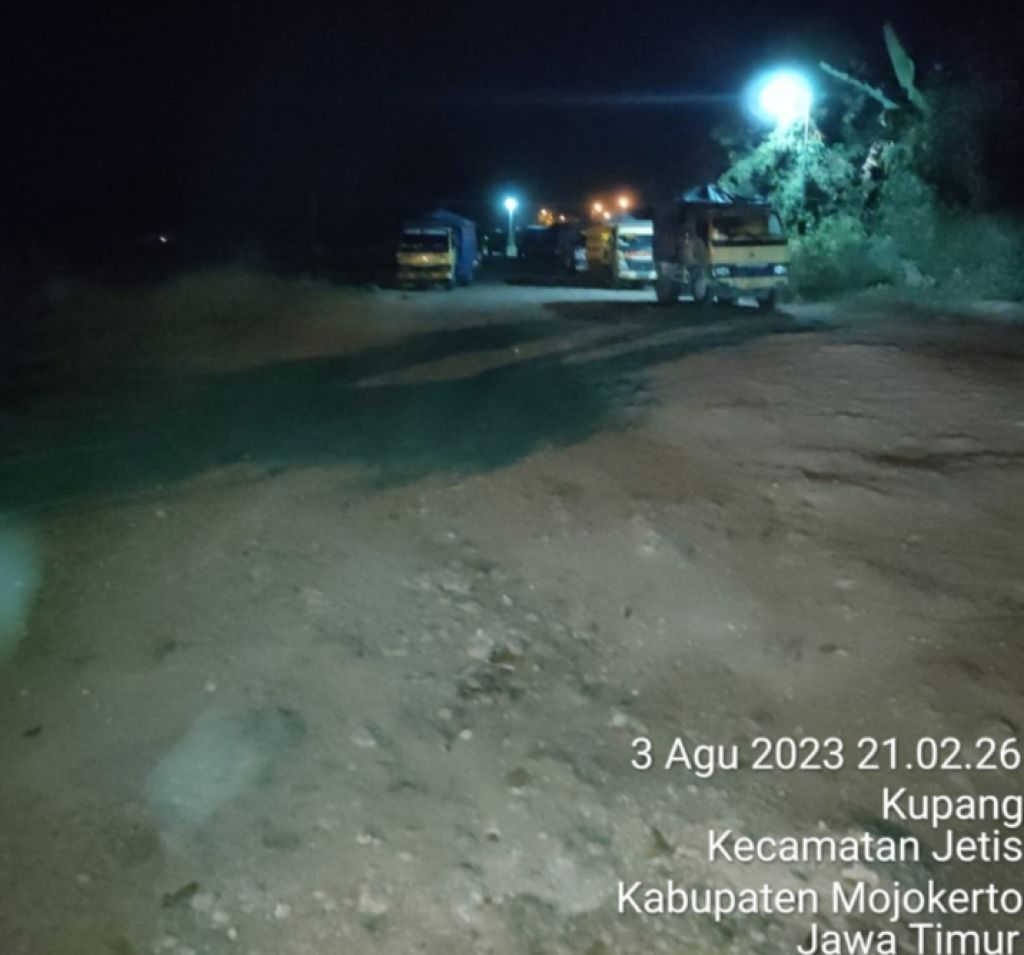 Dump truk pengangkut material tambang dari Desa Bendung
