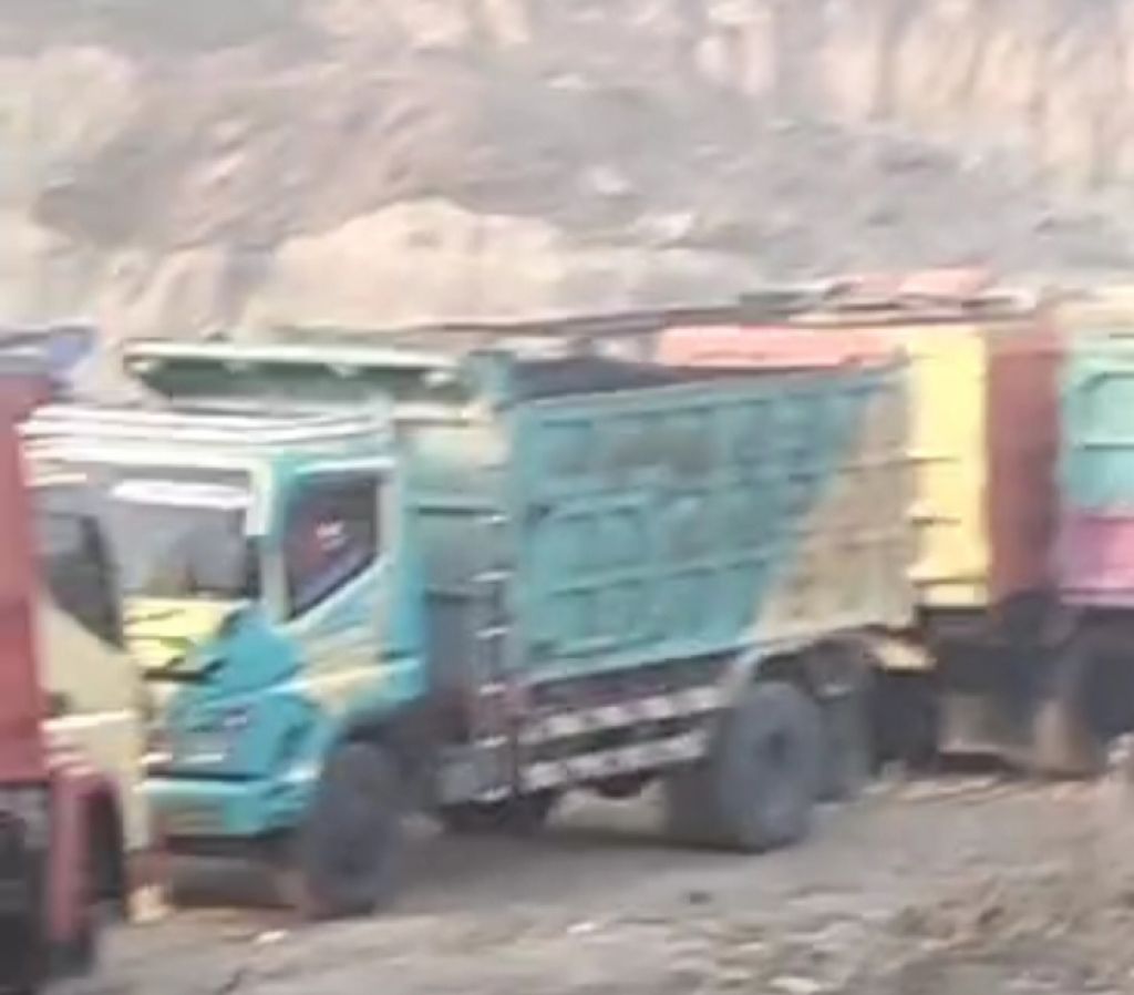 Sejumlah dump truk di area tambang di Desa Kutoporong