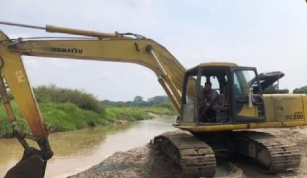 Barang bukti berupa satu unit alat berat jenis excavator merk Komatsu pc 200