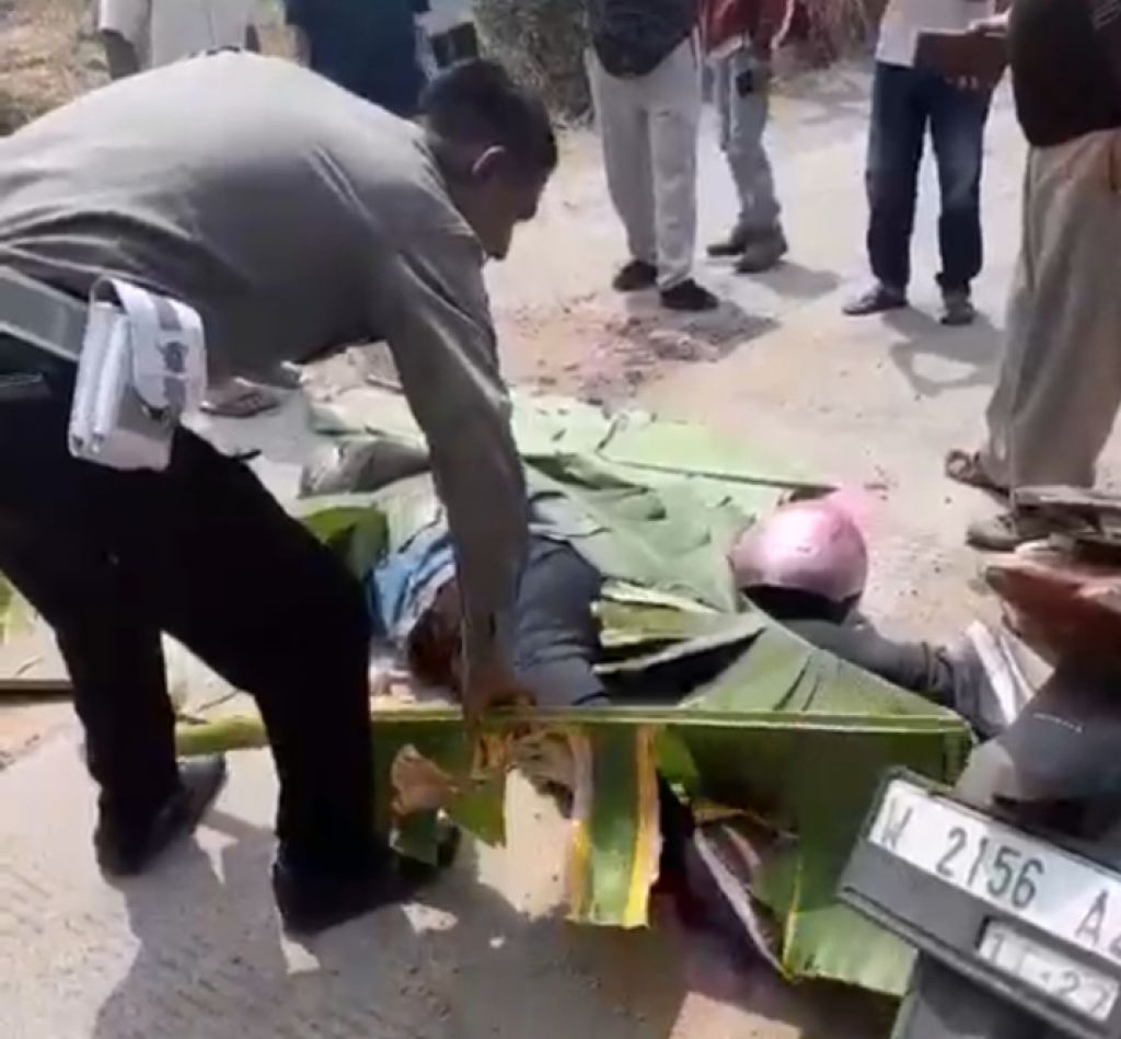 Anggota Satlantas Polres Mojokerto melihat jenazah Arif