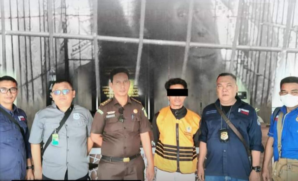 Pelaku penjualan orang utan (rompi oranye)