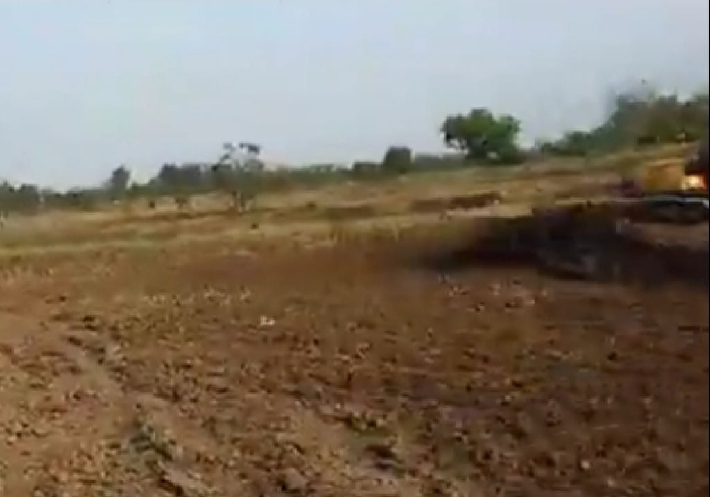 Sawah yang kurang produktif karena tingkat keasaman tinggi, dikeruk supaya lebih produktif