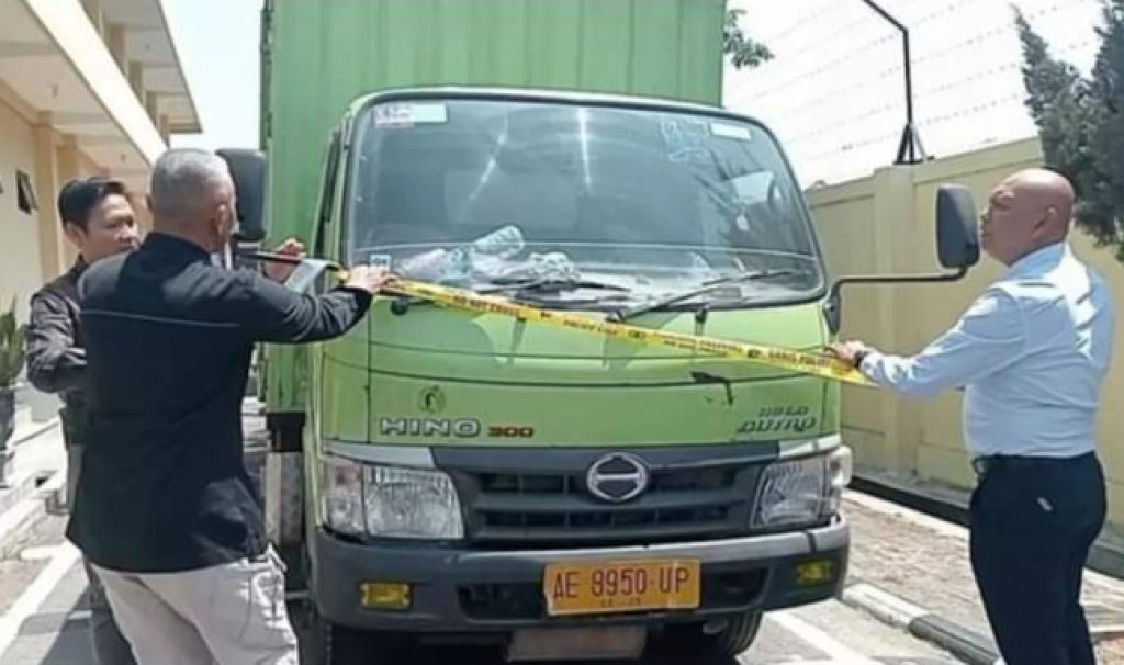 Truk yang digunakan untuk mengangkut bbm jenis solar