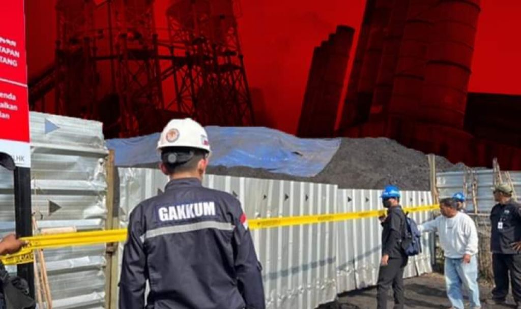 Petugas Satgas KLHK memasang garis peringatan