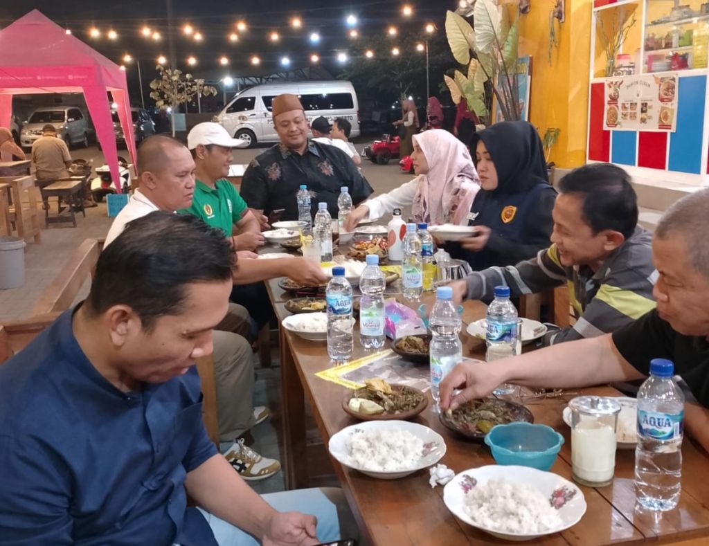 Bupati Mojokerto menikmati kuliner di Leminggir Park