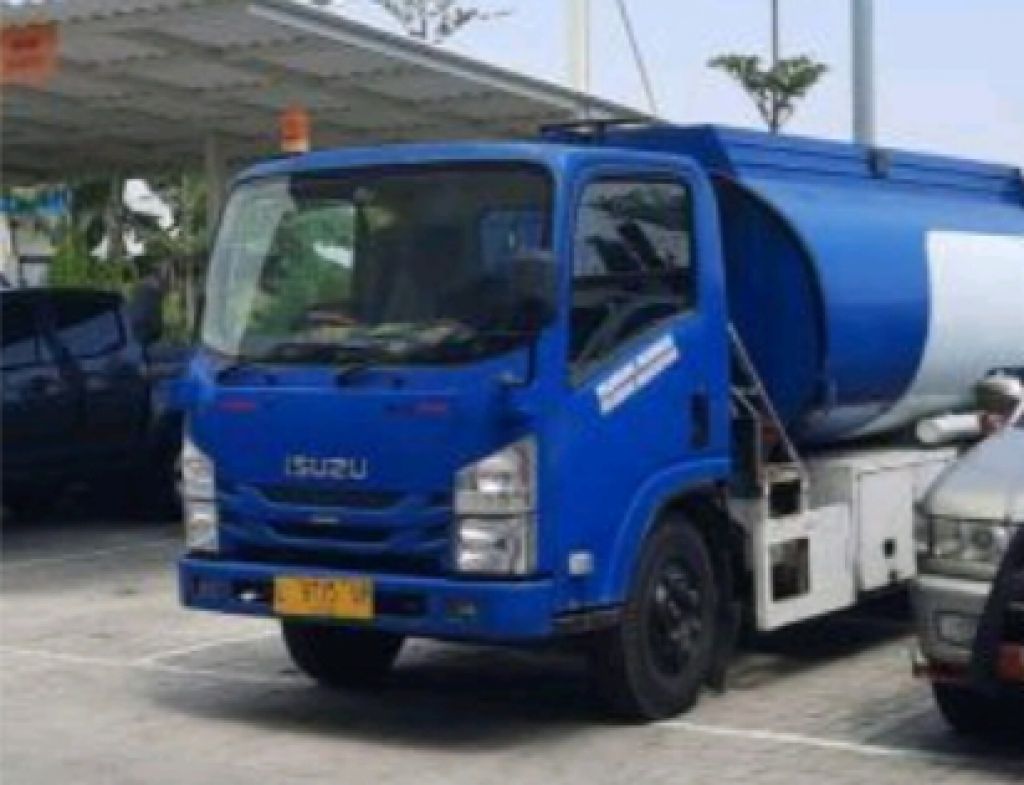Truk tangki pengangkut solar kapasitas 8000 liter sedang diamankan di Markas Polres Gresik.