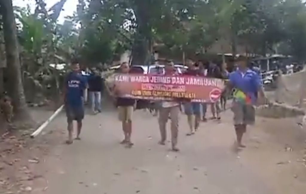 Demo penolakan warga terhadap tambang di Desa Sumber Pinang