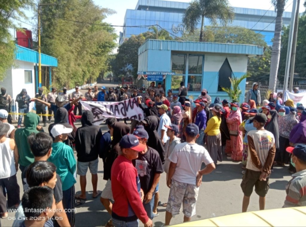 Puluhan warga Desa Sumengko kembali melakukan aksi demonstrasi di depan PT Adiprima Suraprinta