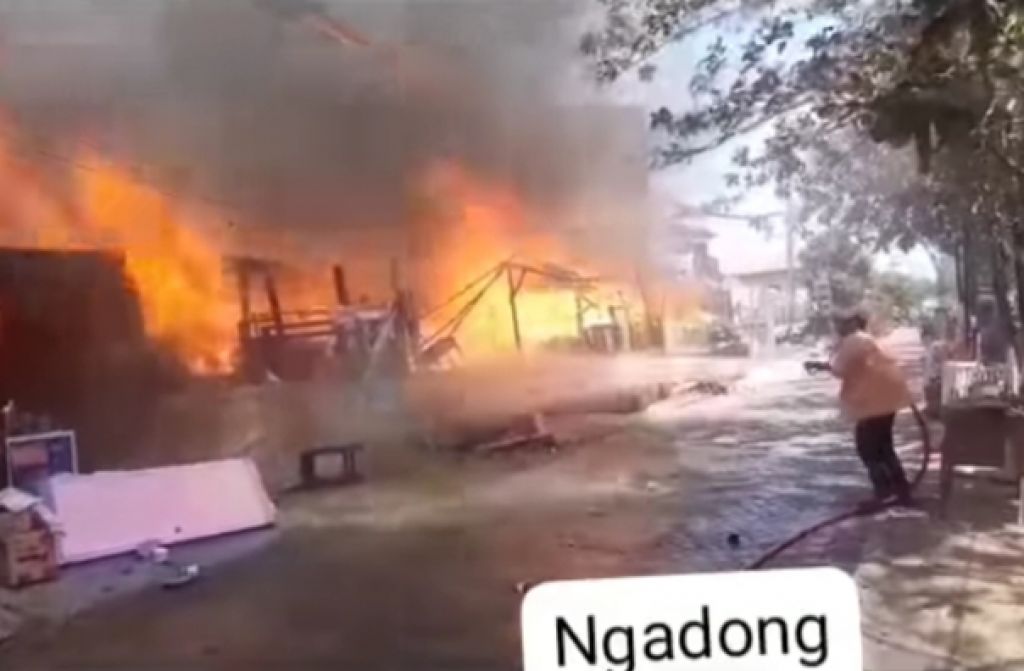 Petugas pemadam kebakaran berupaya memadamkan api di rumah di Desa Karangandong