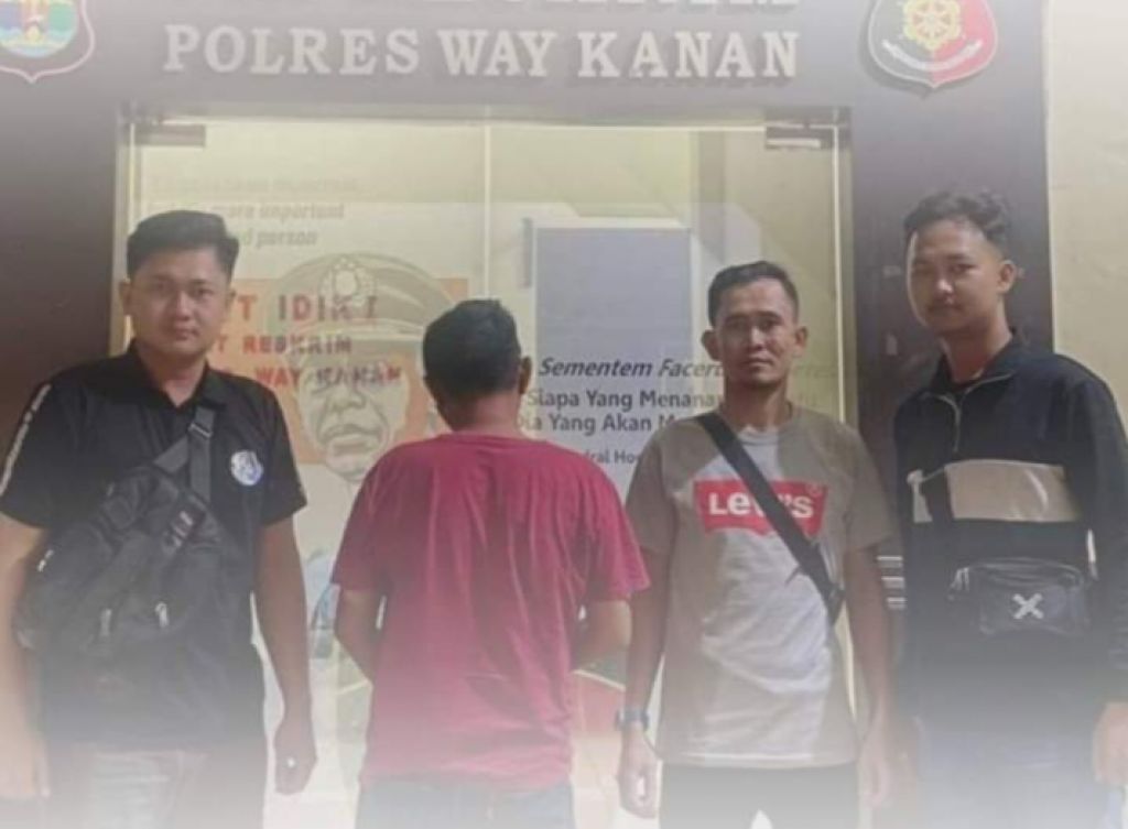 Tersangka pencabulan (tengah) di Polres Way Kanan