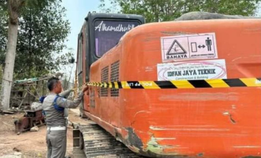 Anggota Satpol PP Kabupaten Tangerang memasang garis peringatan