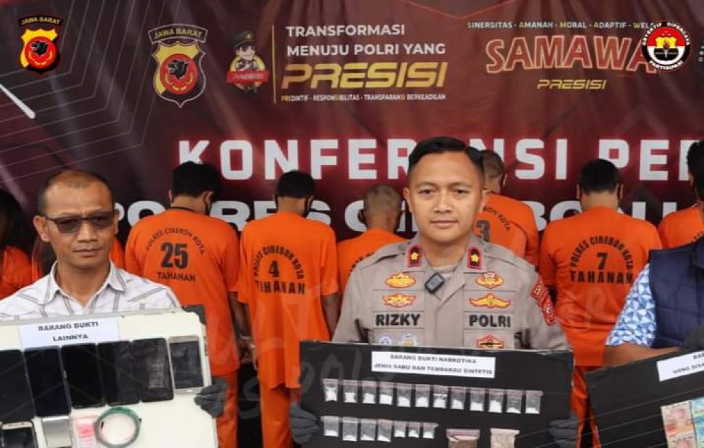 Wakapolres Cirebon Kota memimpin press rilis kasus narkotika