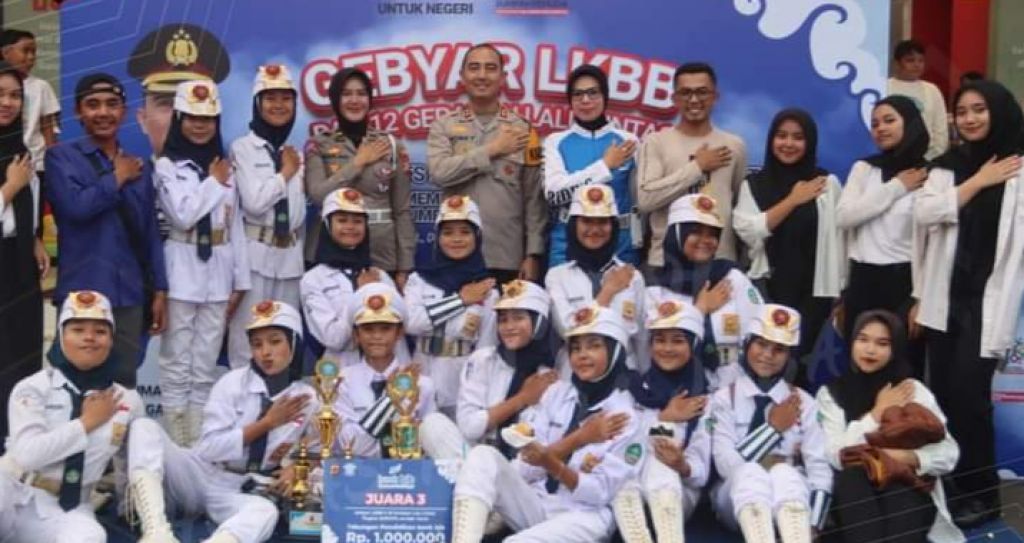 Kapolres Garut bersama tim SMAN 4 Garut
