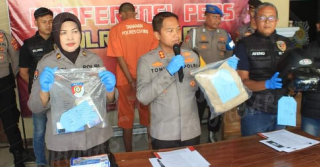 Kapolres Ciamis, AKBP Tony Prasetyo Yudhangkoro didampingi KBO Reskrim, Iptu Ateng Budiono dan Kasih Humas, Iptu Magdalena dalam konferensi pers di Depan Ruang Mako Polres Ciamis