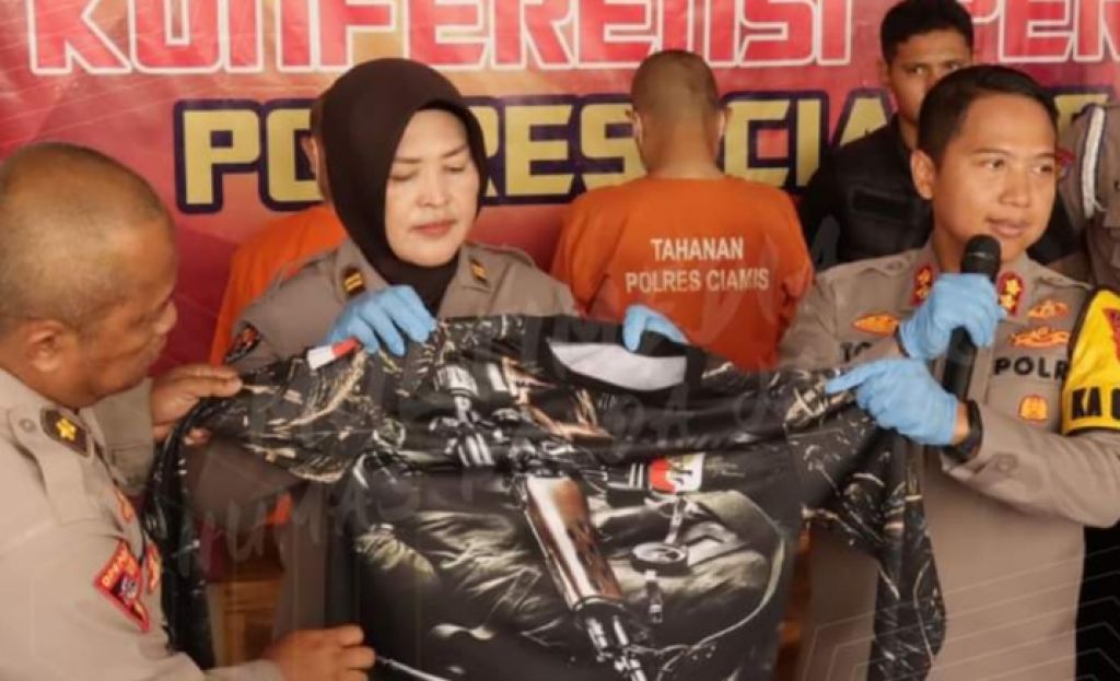 Kapolres Ciamis, AKBP Tony Prasetyo Yudhangkoro dalam konferensi pers di depan ruang Humas Polres Ciamis 