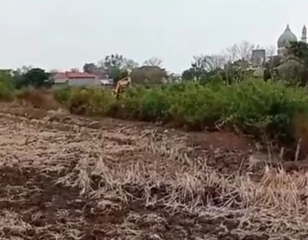 Tampak alat berat untuk mengeruk lahan di Desa Metatu