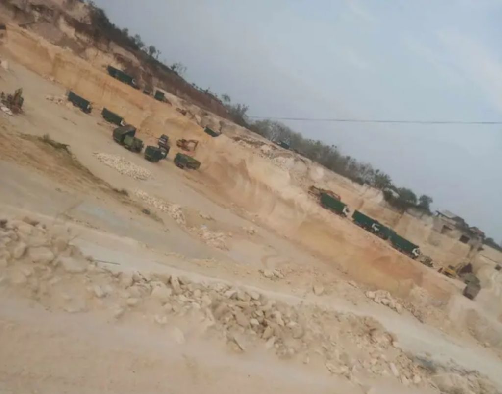Tampak beberapa dump truk antri muat material tambang di Panceng, Sabtu (17/11/2023)
