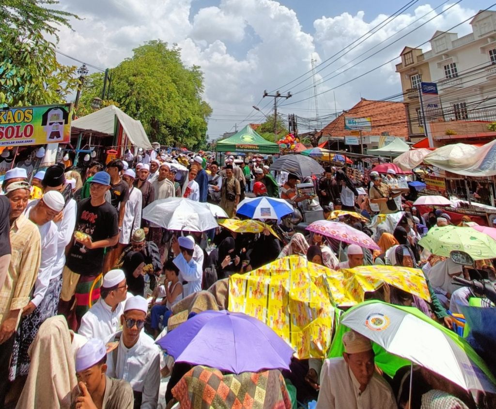Peserta haul Habib Ali bin Muhammad Al Habsyi
