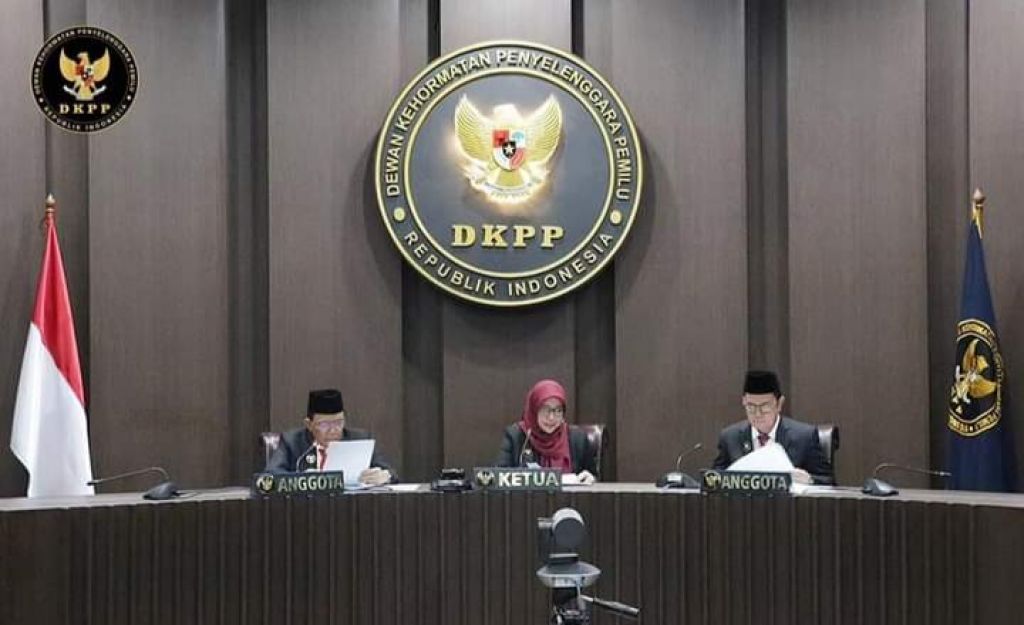 Sidang pembacaan putusan dugaan pelanggaran KEPP di Ruang Sidang DKPP, Jakarta, Jumat (17/11/2023).