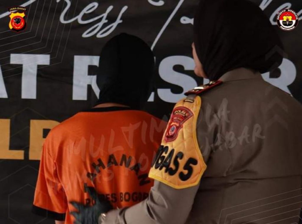 Suami dr. Qory memakai baju oranye