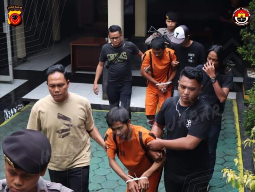 Kedua pelaku digelandang ke Polres Sukabumi