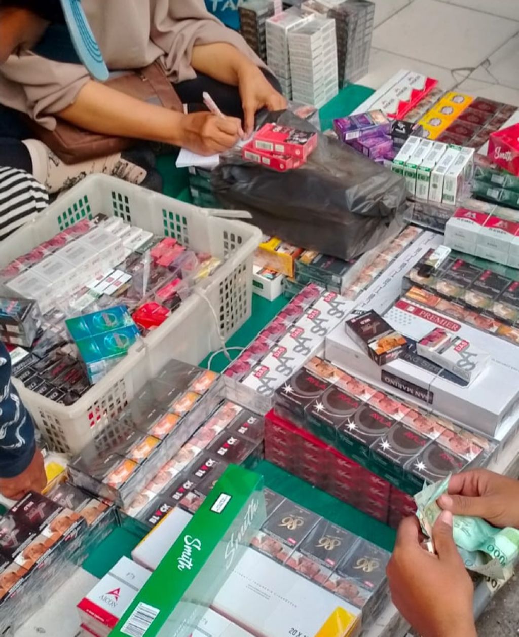 Peredaran rokok ilegal di Pasar Sepanjang