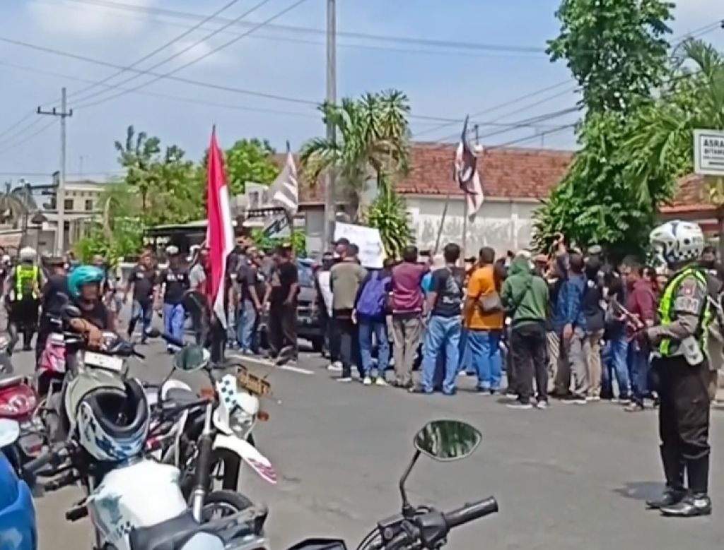 Demo masyarakat di depan Kantor Cabang Dinas Pendidikan Jatim Wilayah Jombang