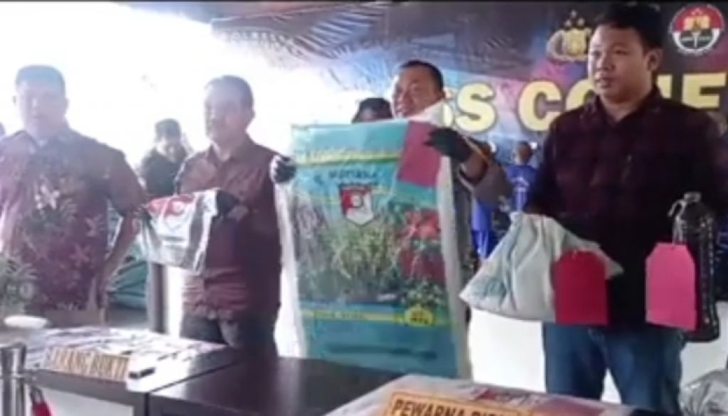 Wakapolresta Banyumas menunjukkan kemasan pupuk yang diproduksi PT Semeru Jaya Gemilang