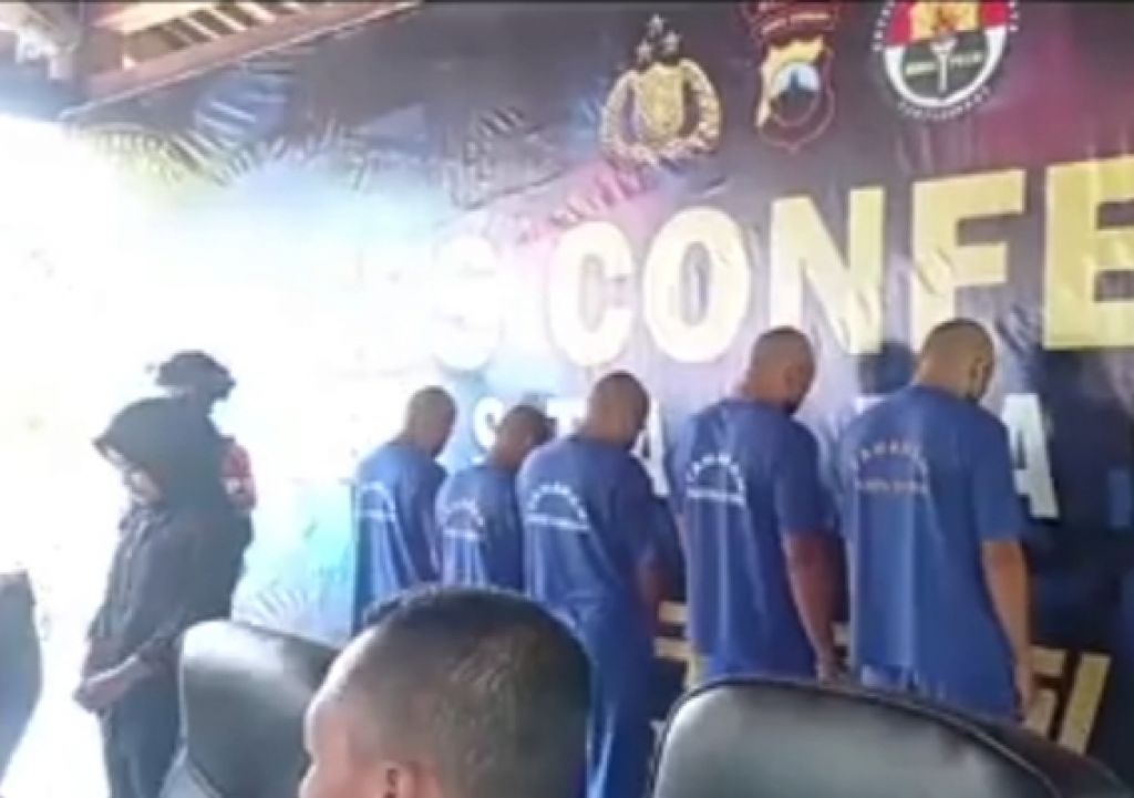 Dirut PT Semeru Jaya Gemilang bersama tersangka lain dalam peredaraan pupuk diduga palsu di Kabupaten Banyumas