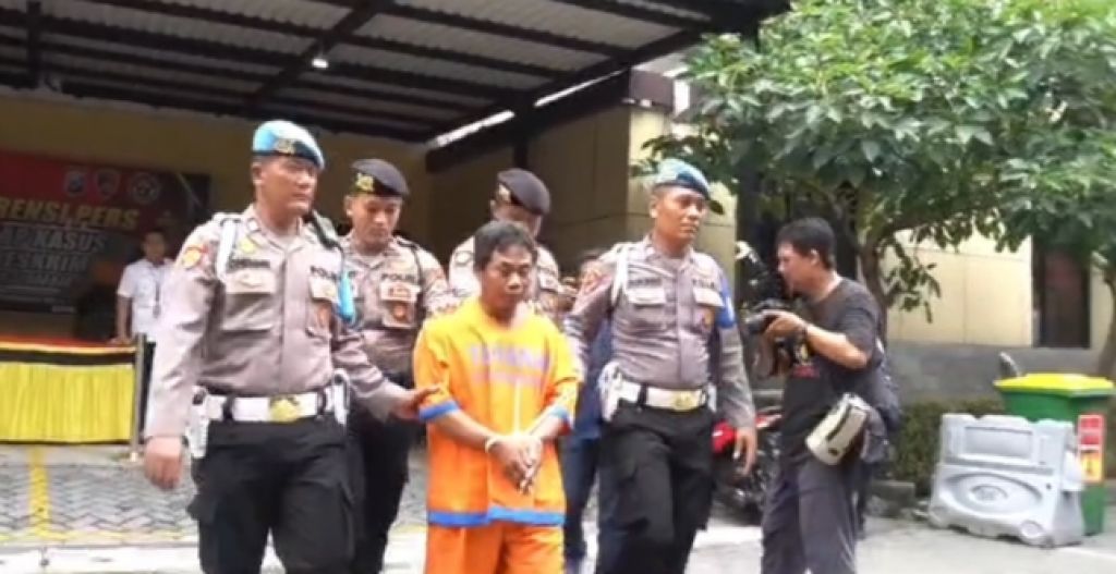 R saat digelandang oleh anggota Polresta Sidoarjo